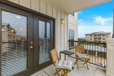 Image de Balcony+ Pool + Free Parking + Theater Access|1b1b