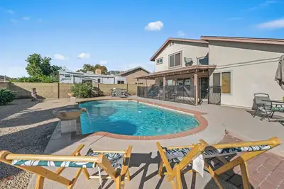 Image de Peaceful Oasis • Pool • Hot Tub • Hypoallergenic • Central Location