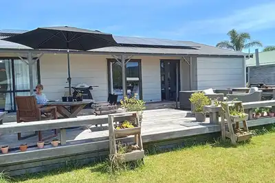 Image de Short walks to Beach & Town. Large deck with Bbq. Super Fast Internet, 85\" Tele