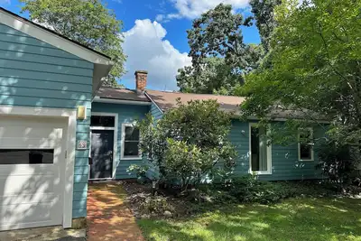 Image de Serene modern 2-bedroom house walking distance to Amherst