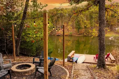 Image de Lakefront, updated A-Frame, Hot Tub, Water Toys