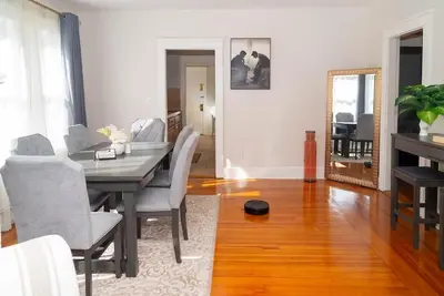 Image de Comfortable and spacious 3-bedroom home in Providence with updated amenities.