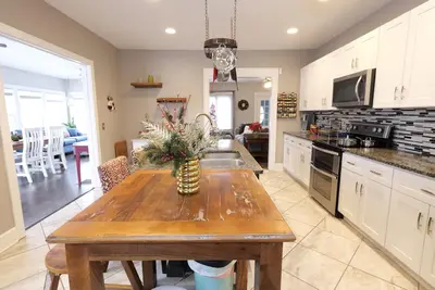 Image de Charming and Spacious 4-bedroom house near Downtown Lincoln. Great Family Space.