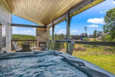 Image de Bear Monkey Lodge - Luxury 4 Bedroom with Hot Tub + Fireplaces + Scenic Views!