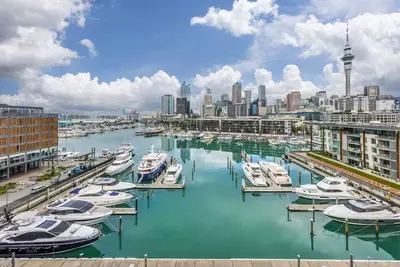 Luxury 3 Bed with Exquisite Harbour View & Parking
