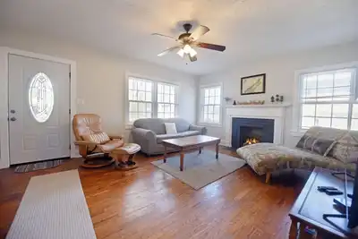 Image de The Copper Cottage on Main-Intown- Wifi-Firepit-Remodeled Kitchen and Bath