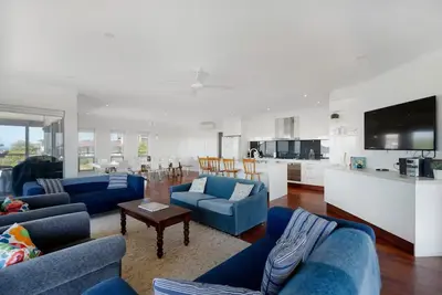 Image de Spacious property 1 minute walk to beach