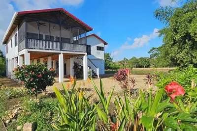 Image de Contemporary 3-Br Vacation Home with A/C & Sea-Breezes steps from beach