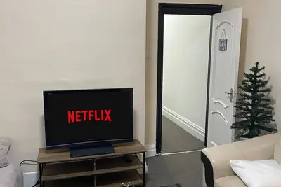 Image de Modern 2-Bed Contractor-Ready, Family friendly, Near Shops & City Centre