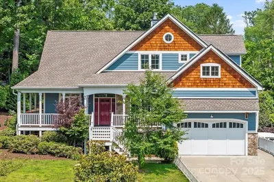 Image de \"Asheville Grand Retreat\" with Hot Tub & Game Room, Close to Biltmore & Downtown