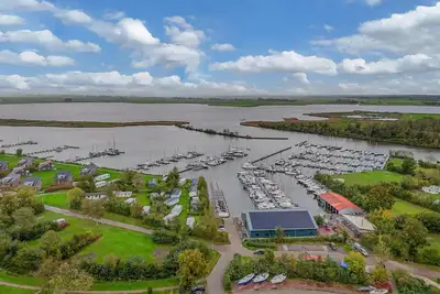 Image de Cosy Chalet at Harbour on 5-star park De Kuilart on the Frisian Lakes