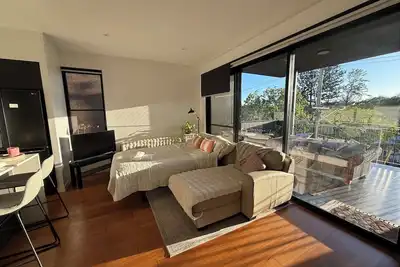 Image de Sun-Drenched Indooroopilly Apartment with Modern Design & Expansive Balcony,