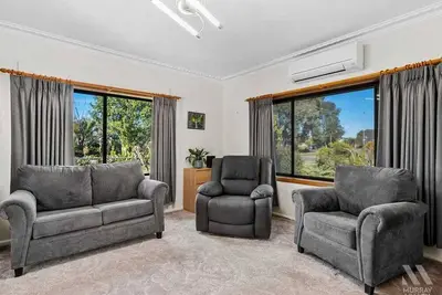 Image de Happy's place. Cute 3 bedroom cottage at the top of the main St.