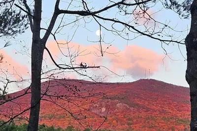 Image de 3 bedroom lakefront home on Moose Pond Denmark Maine. Pleasant Mountain views.