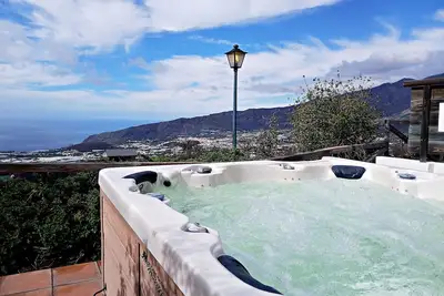 Image de Een knus vakantiehuis met jacuzzi en prachtig uitzicht op de Atlantische oceaan.