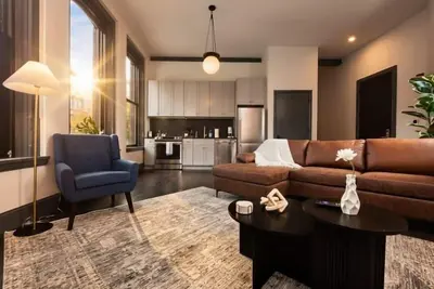 Stylish Downtown 2br Steel City