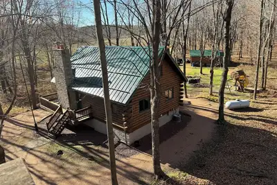 Image de Cozy 4 bedroom Cabin in the Woods – 140 Acres with hiking, snowshoeing trails