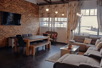 Image de New York Style Apartment in Secure New Braamfontein Lifestyle Precinct 4 Family