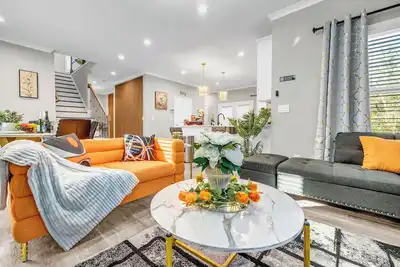 Image de Luxury 4‑Bedroom Beverly Hills Style Home in Atlanta