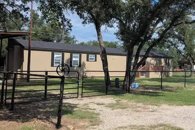 Image de Cozy 3-bedroom mobile home in Lake Brownwood   Thunderbird Bay