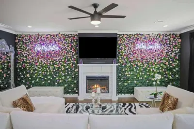 Image de Queen's Landing Luxe New Glam Home in Dallas!