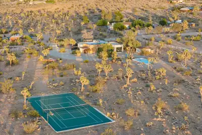 Image de 4-Bedroom Desert Oasis With Pool & Tennis Court