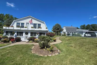 Image de Spacious and peaceful sanctuary, only minutes to city!