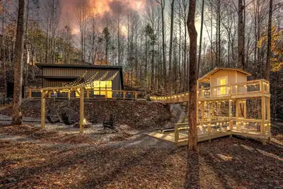 Image de Family Cabin Near Gatlinburg & Pf with Treehouse, Hot Tub, Sauna and Ev Charger