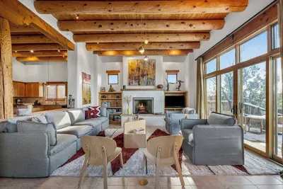 Image de Gorgeous Views, Art & Kiva Fireplaces