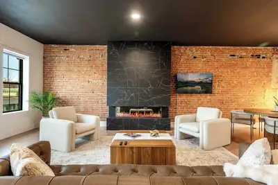 Image de The Onyx | Executive Loft Overlooking Main | Vibrant Fireplaces, King Beds and Luxury