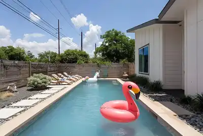 Image de Stylish 4br Home w Pool & Hot Tub near Downtown