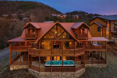 Image de Timber Sky Lodge! Elevator/Pool/Theater | Sleep 27