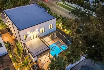 Image de Siesta Luxe - 3 mi to Beach & Downtown, Heated/Cooled Salt Pool+Spa