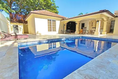 Image de Spacious 4br Urban Retreat with pool - Walk to Beach, Dining & Bonus