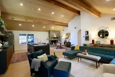 Image de Modern 4 Bedroom Home, sleeps 8 adults, large open floor plan, walk to square.