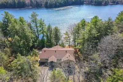 Image de Beautiful luxury waterfront cottage in Muskoka with Hot Tub