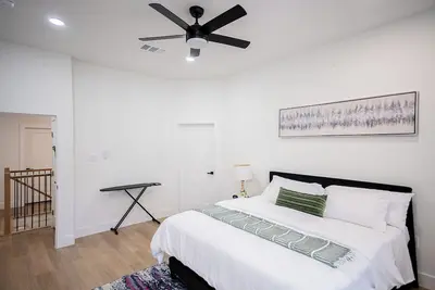 Image de 3-bedroom townhome in welcoming Dallas with Ac for comfort