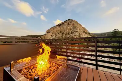 Image de New! Lavish Shipping Container Experience with 3 King Suites & Amazing Views!