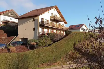 Image de De 2 à 4 personnes, terrasse, belle vue, à 900 m du centre et du lac, parking.