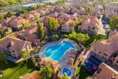 Image de Cozy • Quiet Condo in building 6 • Pool & Hot Tub • Near Hospitals