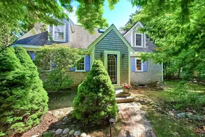 Pond Access, Fire Pit & Bikes, house with Ac in charming Brewster