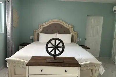 Image de Palm Cottage: Tranquil Studio Just Steps Away From Grace Beach and the Strip!