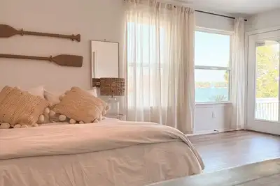 Image de Stay by the water. Your New Favorite Lake House