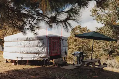 Image de Mongolian yurt at a nature retreat