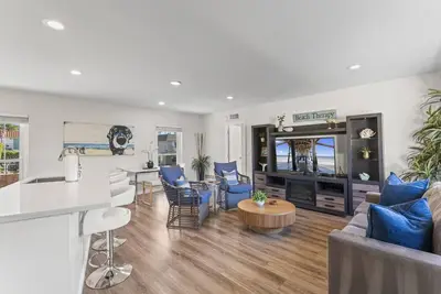 Image de Hideaway D- Walk to the beach, Downtown, Ac!