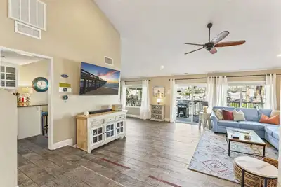 Image de Walk to the beach and Ole Hanson & Casino Wedding Venues!