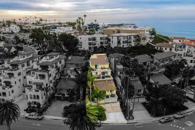 Image de 6 Bedroom-Sleeps 18! Walk to Beach, wedding venues Casino and Ole Hanson!