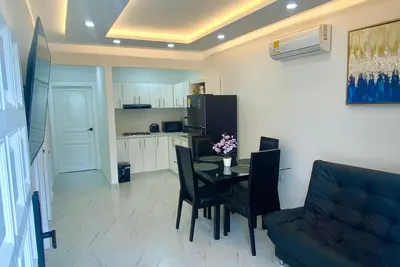 Image de 3 bedroom apartment with private bathroom, close to the airport and social areas.