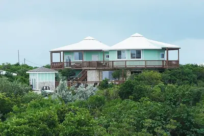 Image de Layin Low. . . Two Villas Offering 4 bedrooms, 2. 5 baths on beautiful Staniel Cay