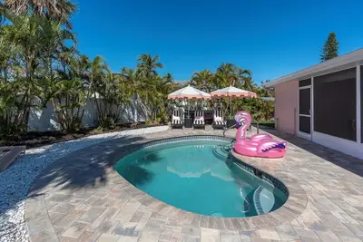 Image de Flamingo Fling - Pool, Hot Tub & Putting Fun!